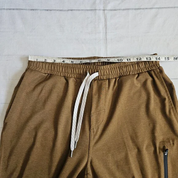 Vuori Sunday Performance Jogger Brown Mustard Mens Active Workout Athleisure - Picture 3 of 5